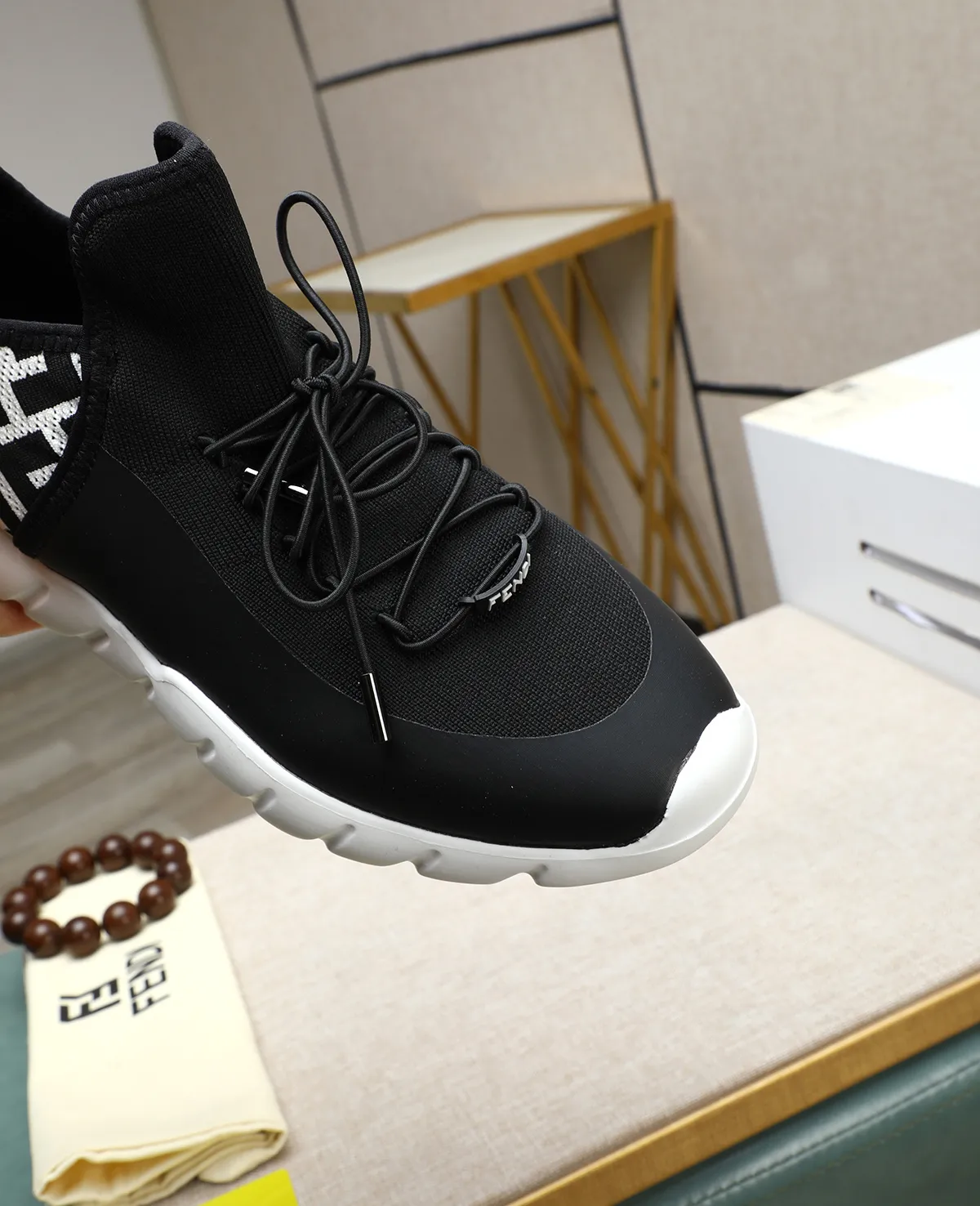 Men's Men's Shoes 💰700 Fendi Fendi's latest Tag series of men's casual mesh sports running shoes, originally purchased and developed, this Tag sports shoe is a one-leg sneaker, made of black high-tech mesh material with gray neoprene details. Oversized FENDI lettering on the side and translucent rubber details. Light and flexible rubber running shoe soles, beautifully packaged at the delivery counter, customized breathable lining, original molded foam rubber outsole, sole thickness: 3.5CM! Size: 39-44 (customized at 38.45.46)